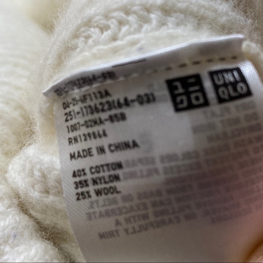 Uniqlo woman’s  sweater size medium - Picture 4 of 4